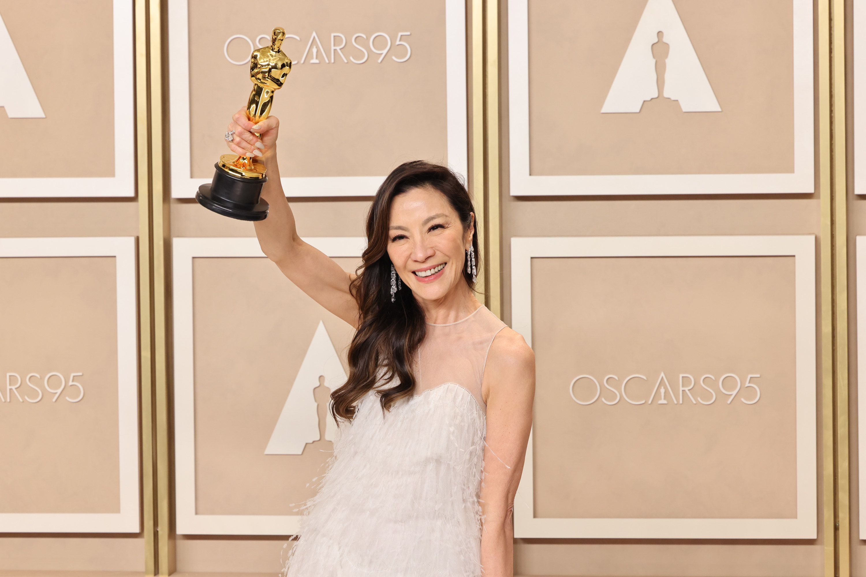 Michelle holding up her Oscar