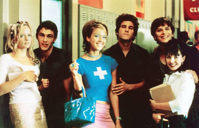 Jessica as a high school student stand with a group of other students in a scene from Never Been Kissed