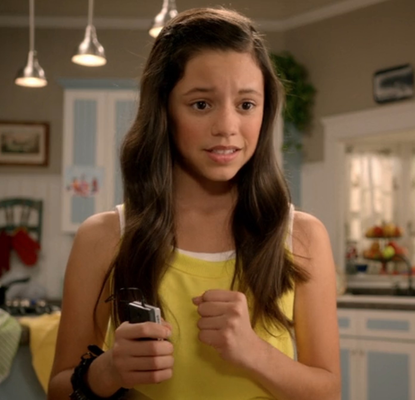 Jenna Ortega as Harley talks to her mom in their kitchen