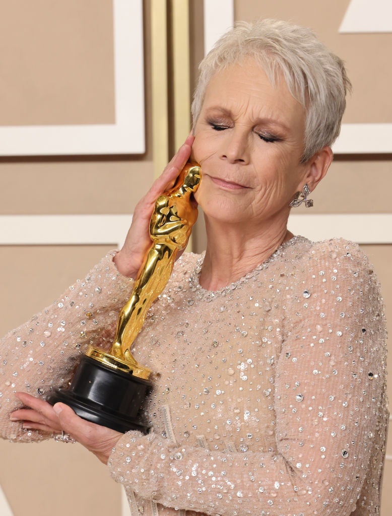 Jamie Lee Curtis holding her Oscar
