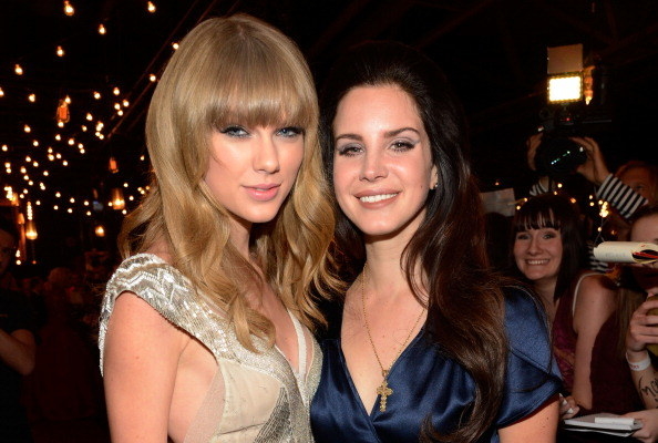 Taylor Swift and Lana del Ray posing for a photo at the 2012 VMAs