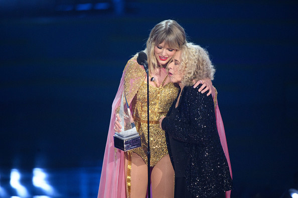 Taylor Swift hugging Carole King on stage