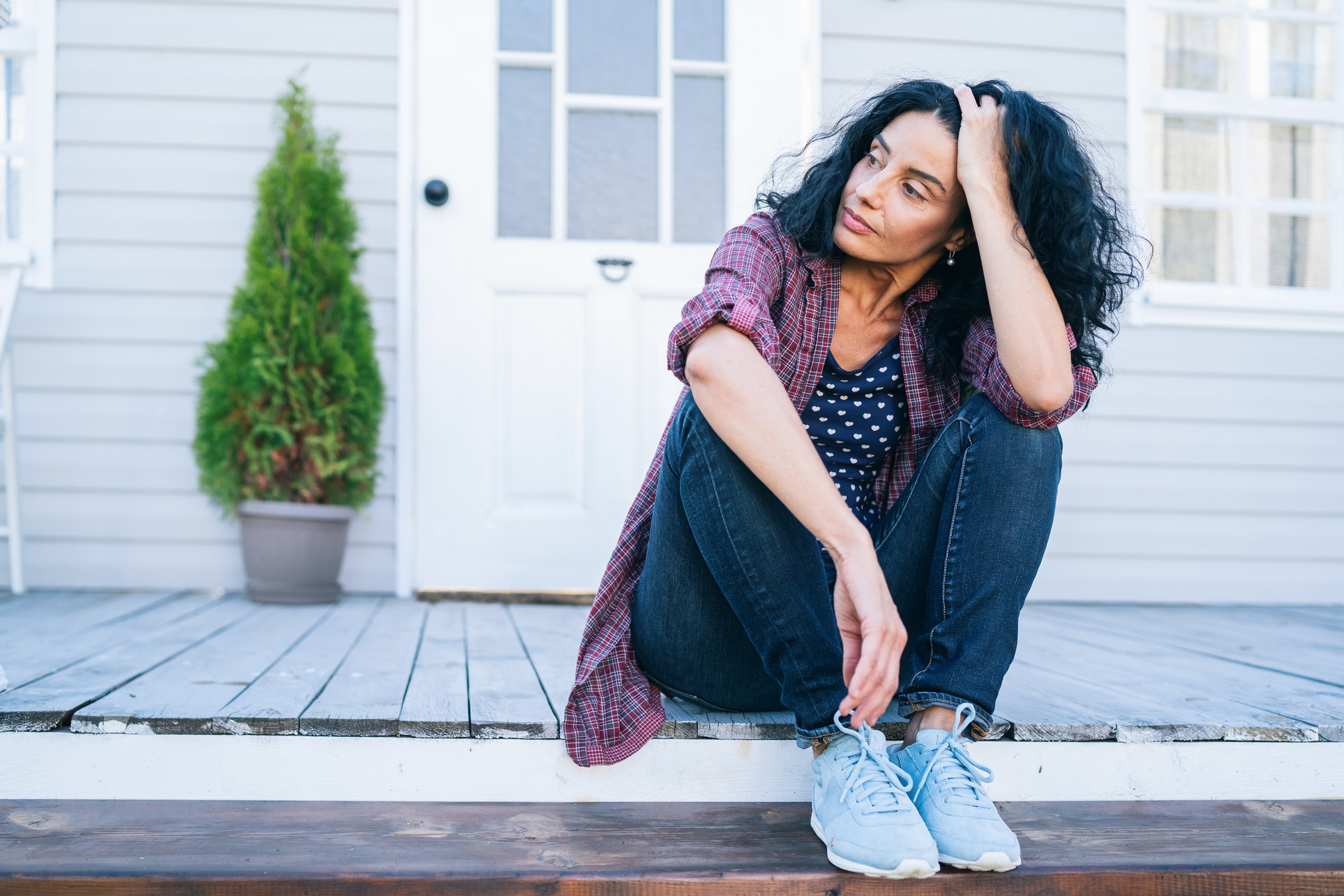 Experienced women. Худая взрослая грустная женщина. Дома только женщины. Woman Getty image. Mediterranean women.