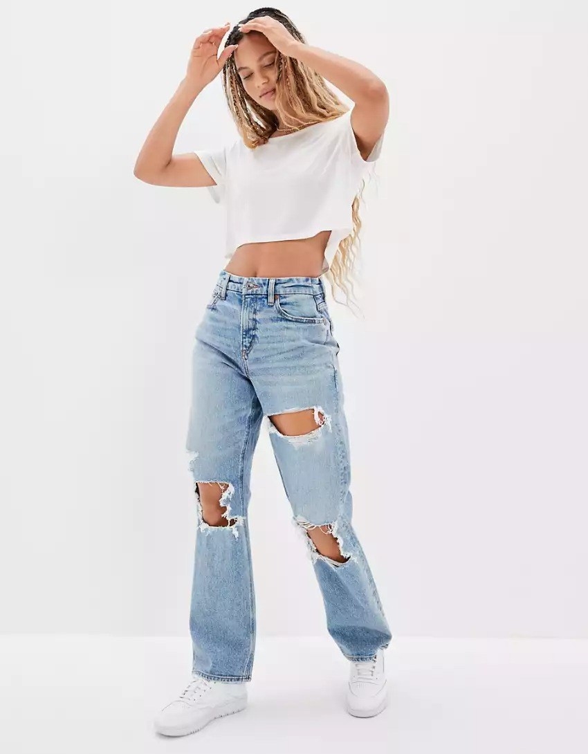 model wearing the 90s straight leg jeans