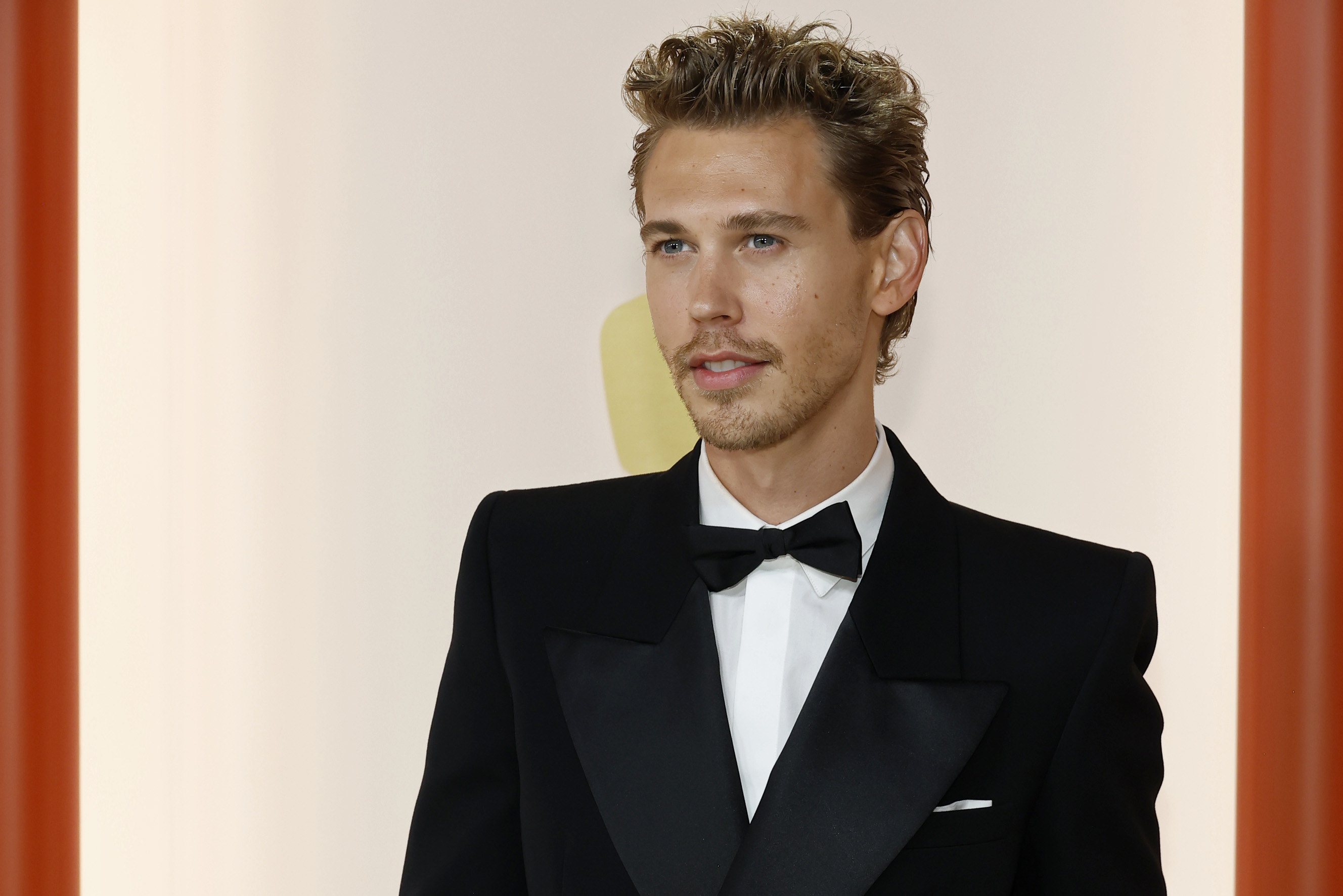 Austin Butler attends Academy Awards in a tuxedo