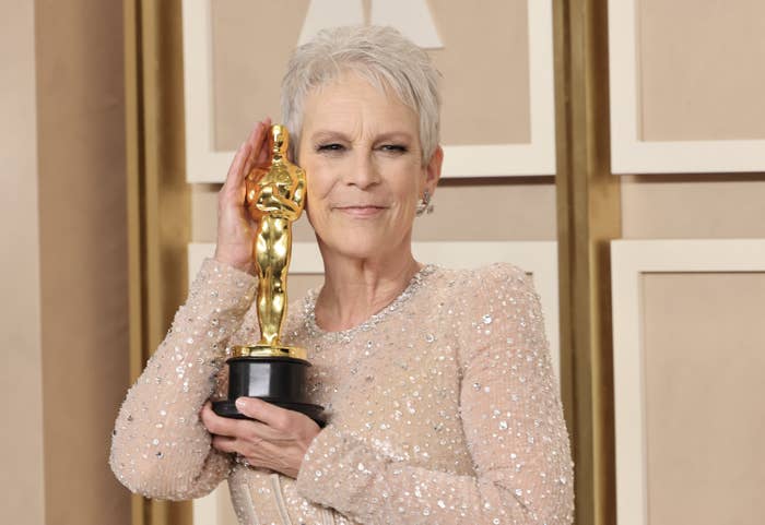Jamie holds up her Oscar statue