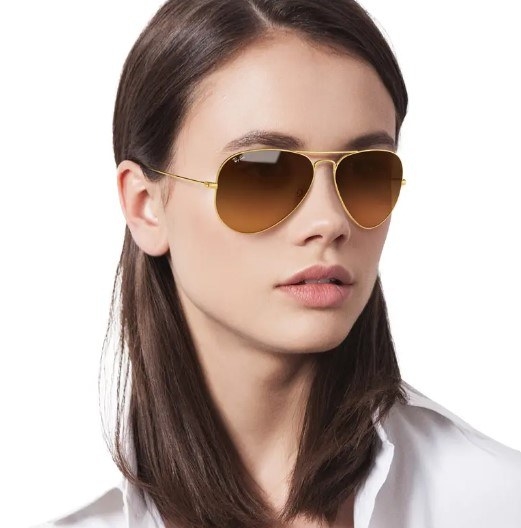 A model wearing the sunglasses in the color Brown