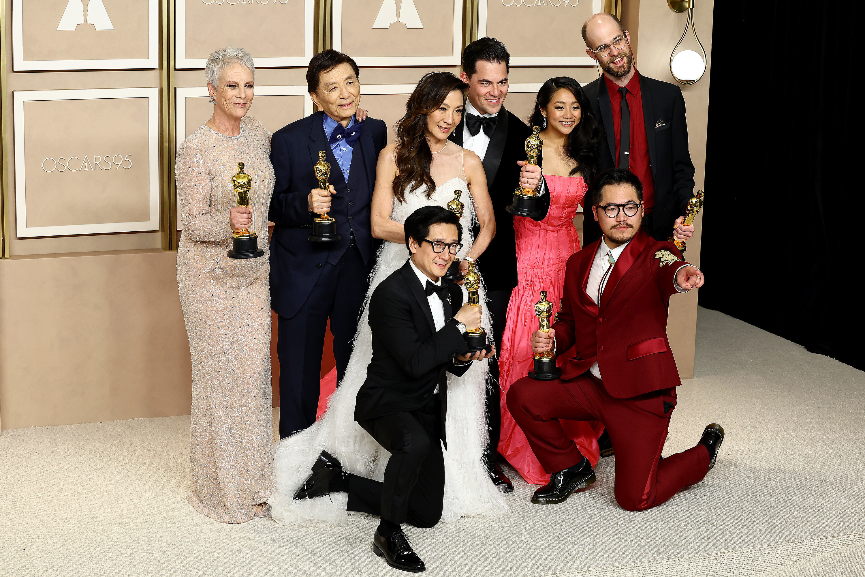 Jamie poses with the cast of her film and their Oscars