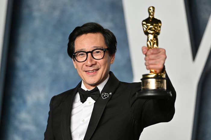 Ke Huy Quan  raises his Academy Award