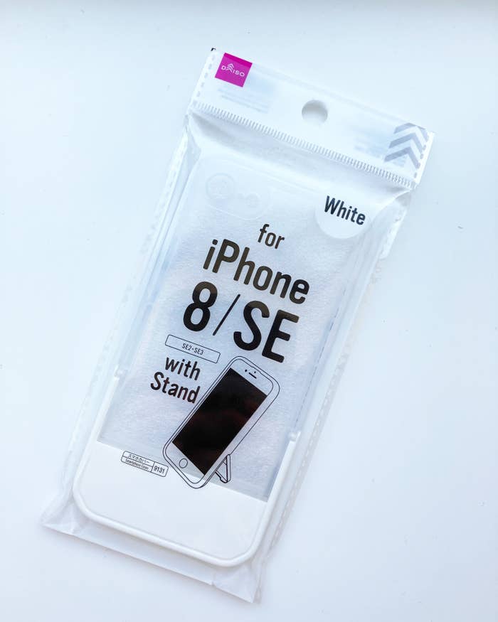 DAISO(ダイソー)の「スタンド付スマホケース(SE3、ホワイト)」
