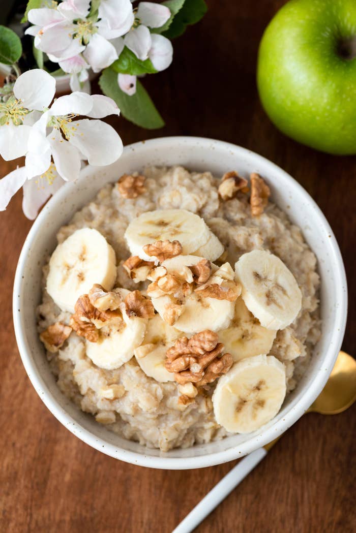 Oatmeal porridge with banana and walnuts