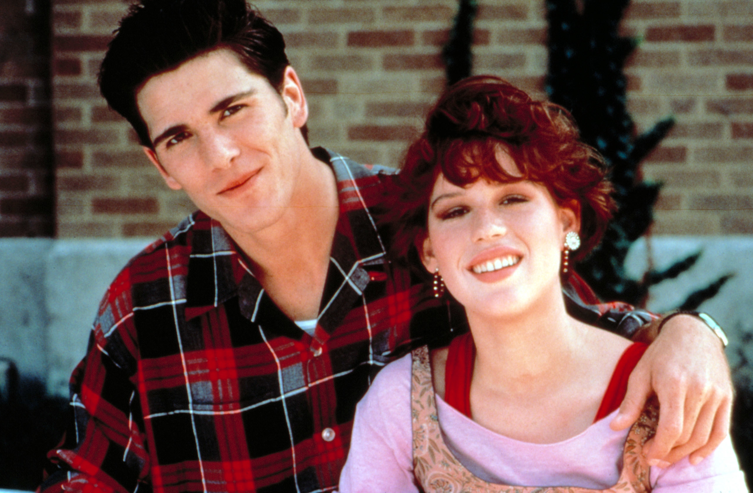 Michael Schoeffling and Molly Ringwald smile