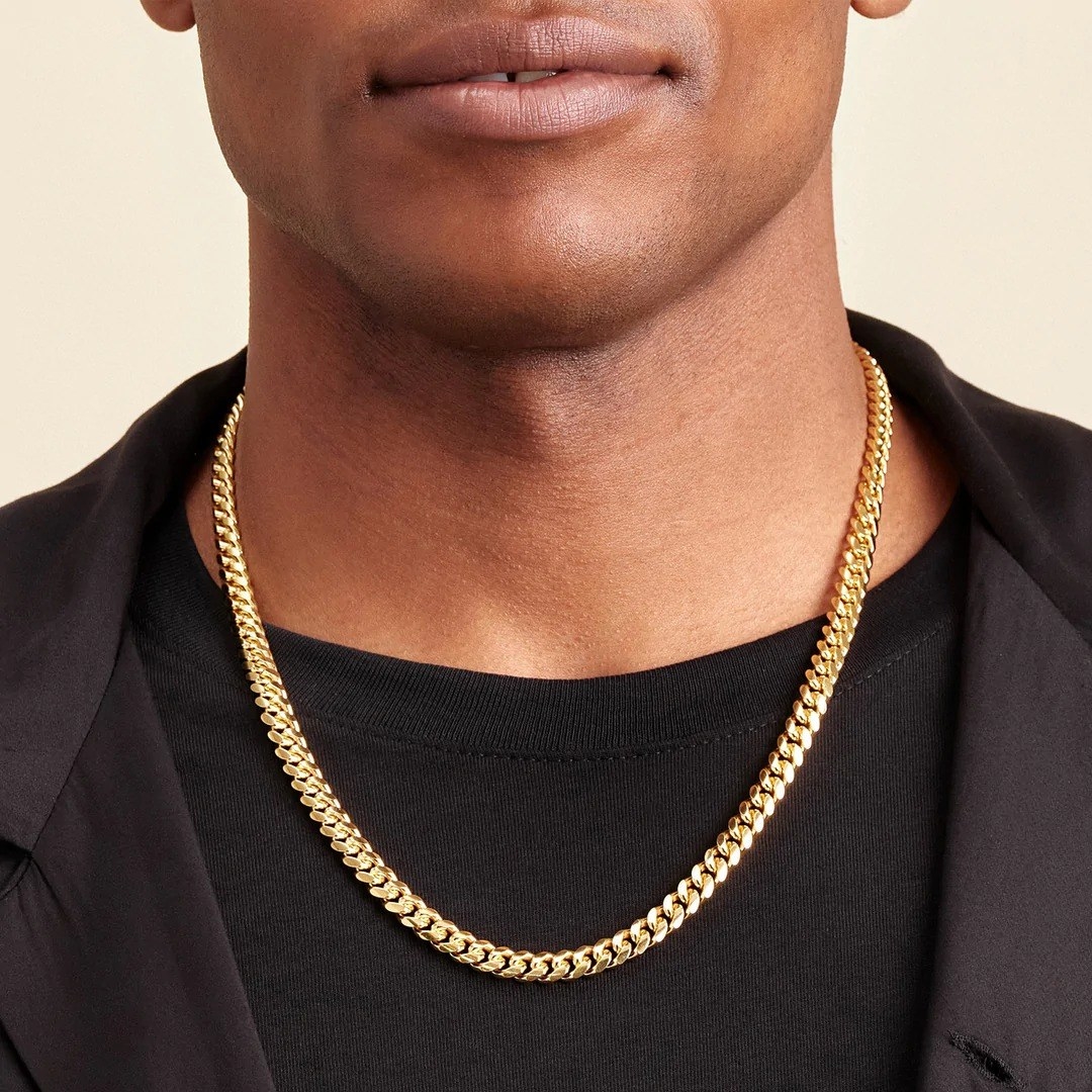 model wearing the 7mm chain
