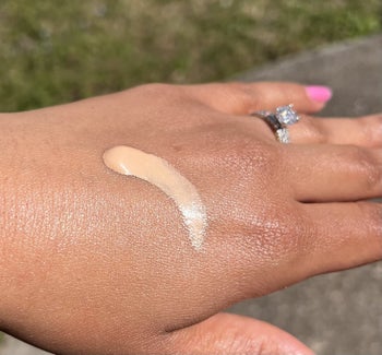 Reviewer using the glow-screen to their hand