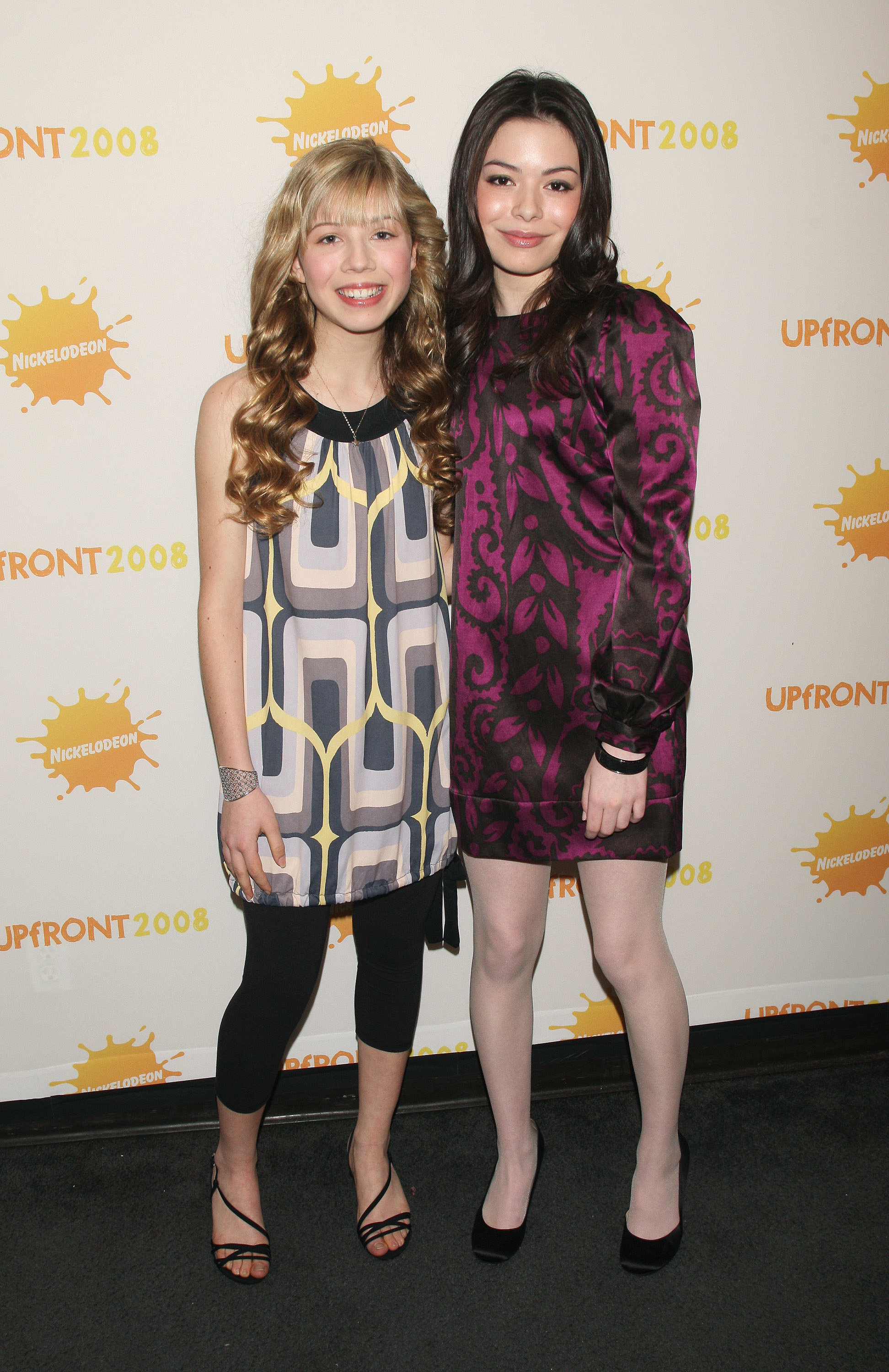 Jennette McCurdy and Miranda Cosgrove pose together