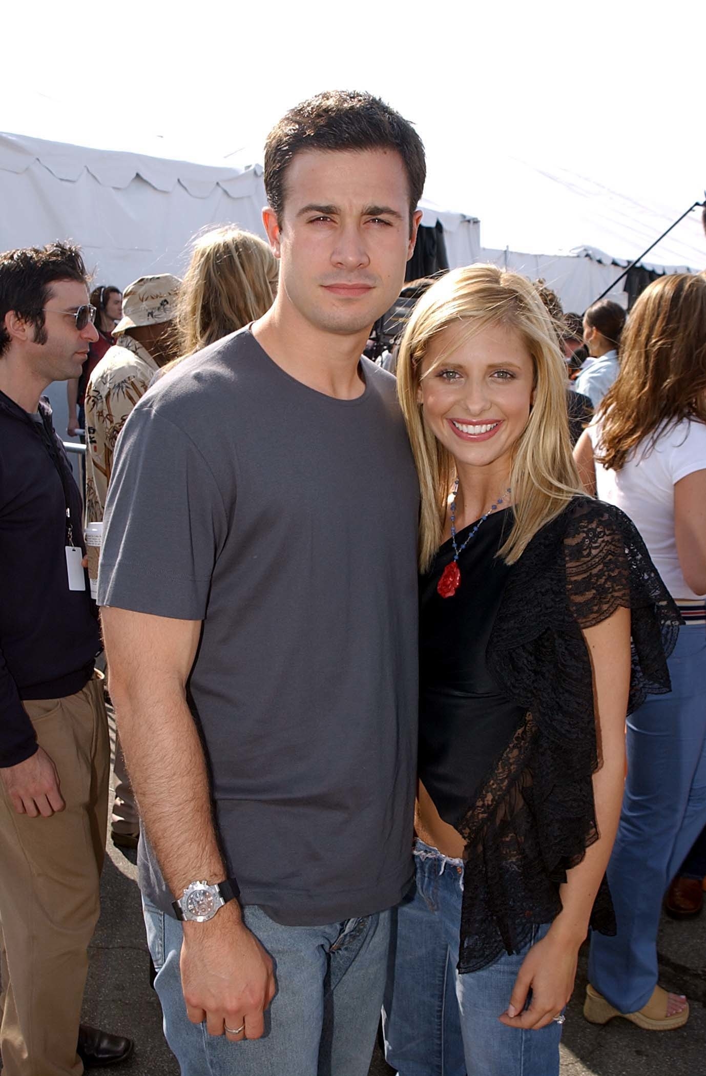 A photo of a young Freddie Prinze Jr and Sarah Michelle Gellar