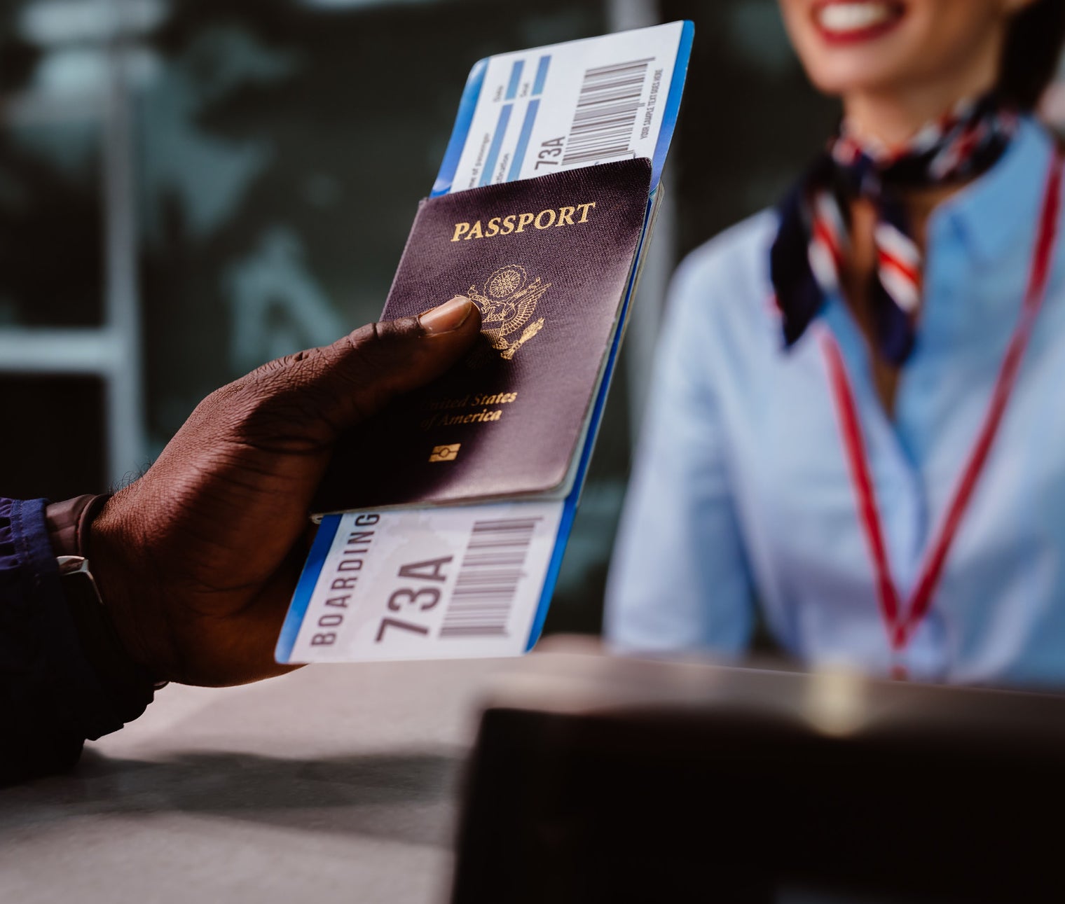一个人拿着护照在机场大门。