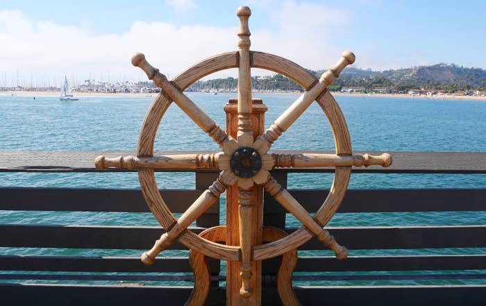 仿古船的方向盘在圣芭芭拉斯登码头,加州,美国