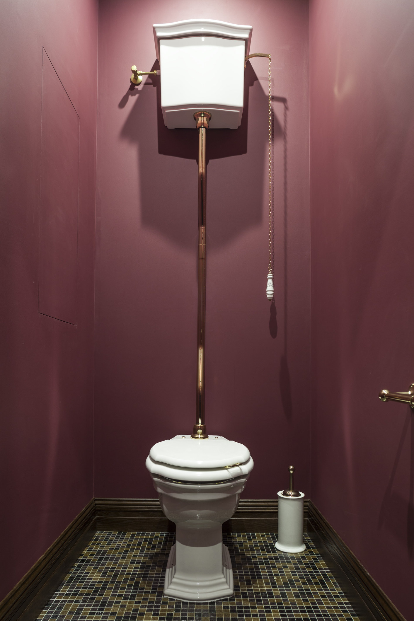 An old fashioned toilet with a pulley.
