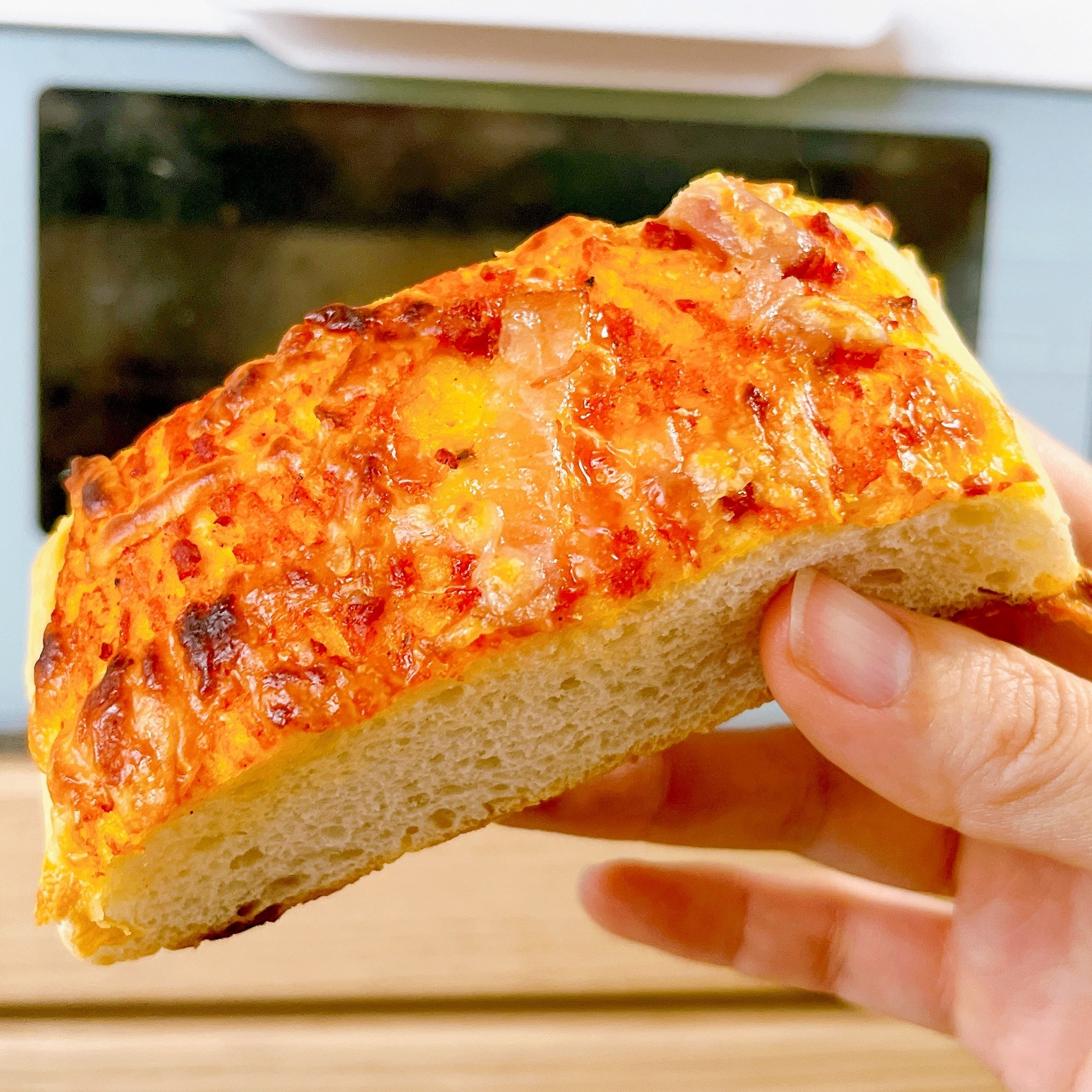 セブン-イレブンのおすすめパン「もちっとフォカッチャ ベーコン＆ピザソース」