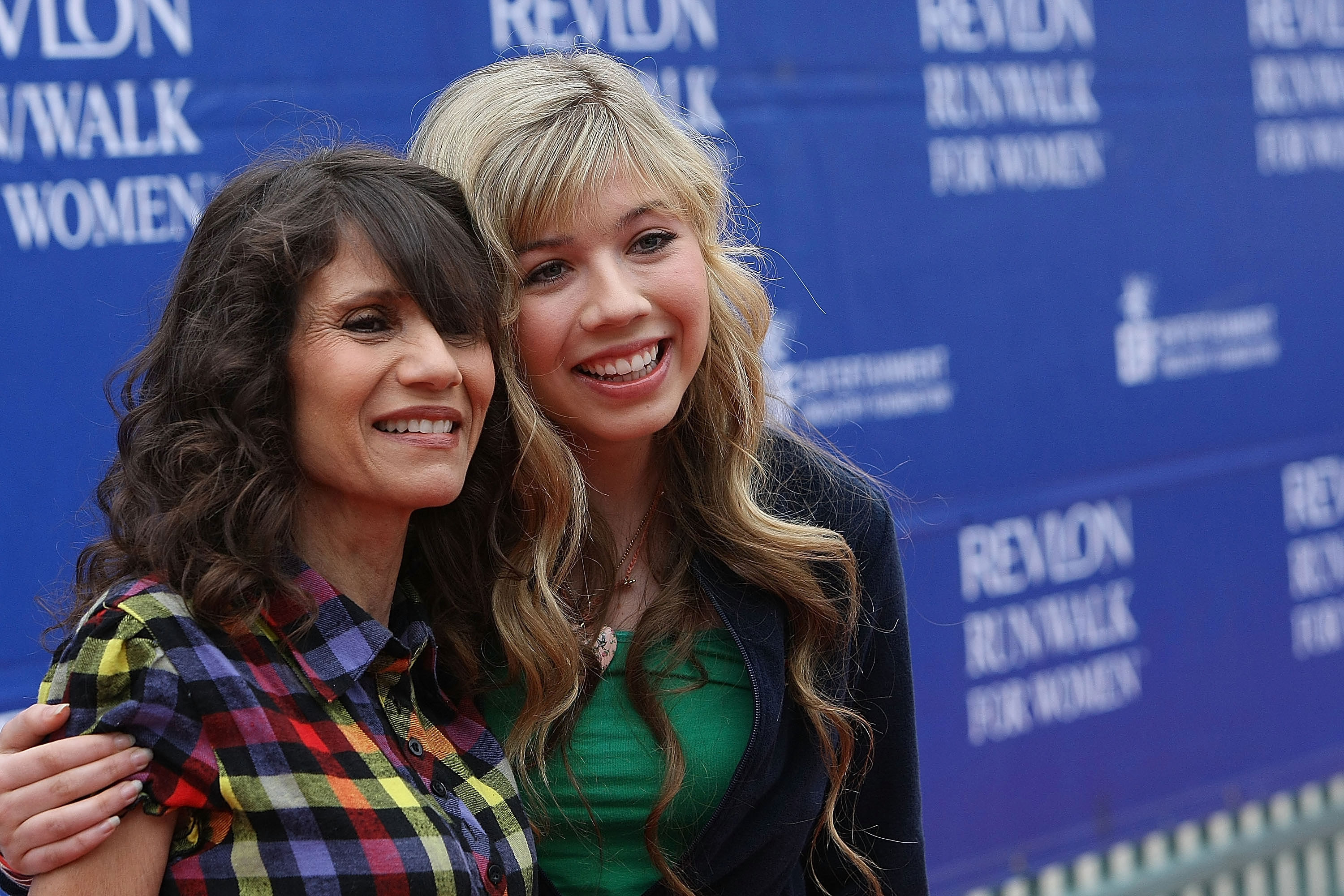 Jennette McCurdy (R) and mother arrive at The 16 Annual Entertainment Industry Foundation Revlon Run/Walk for Women held at The Los Angeles Memorial Coliseum on May 9, 2009 in Los Angeles, California