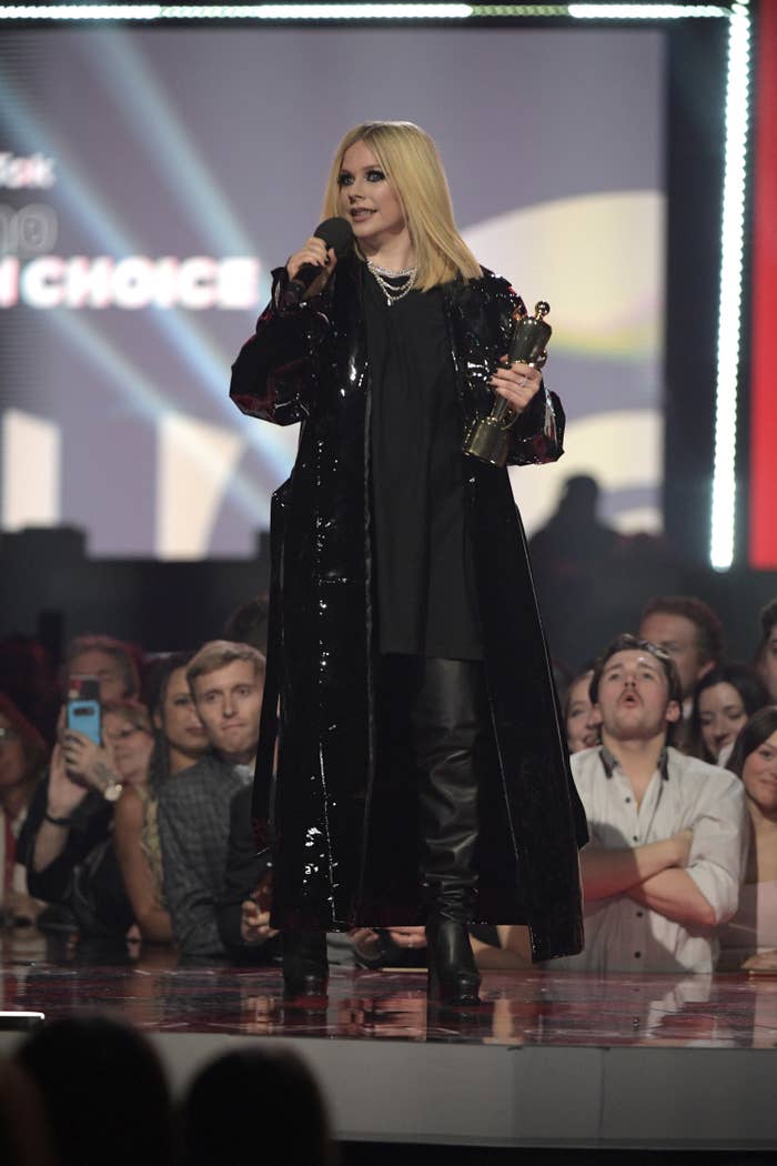 Avril Lavigne accept the Fan Choice Award at the 2023 Juno Awards