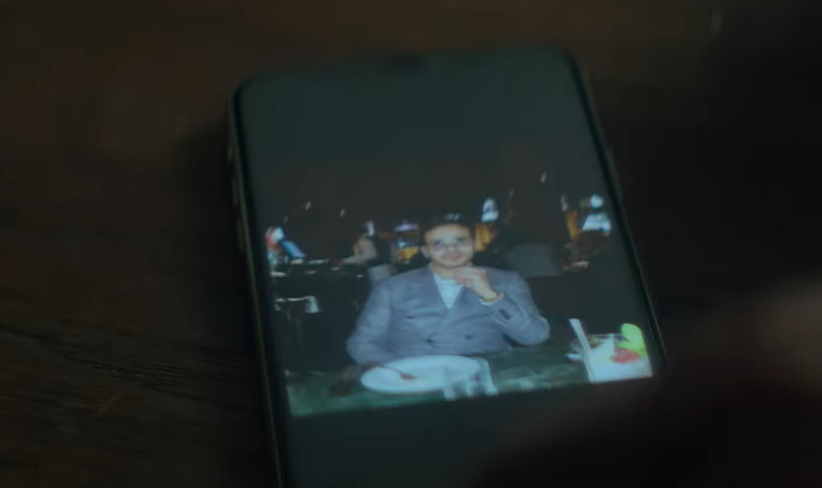 Simon Leviev dating profile picture on a phone