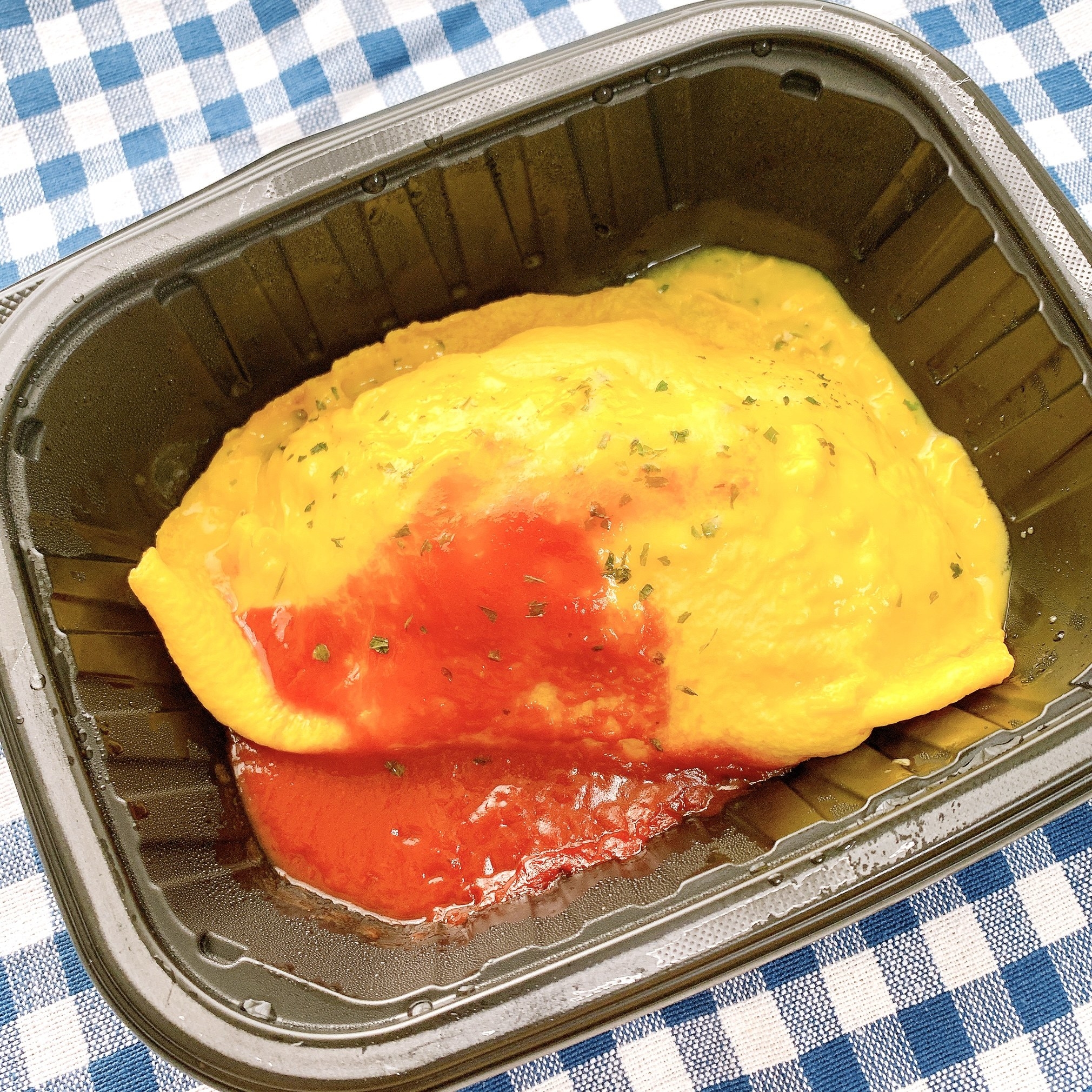 FamilyMart(ファミリーマート)のおすすめの冷凍食品「ラケル監修特製ソースのチキンオムライス」