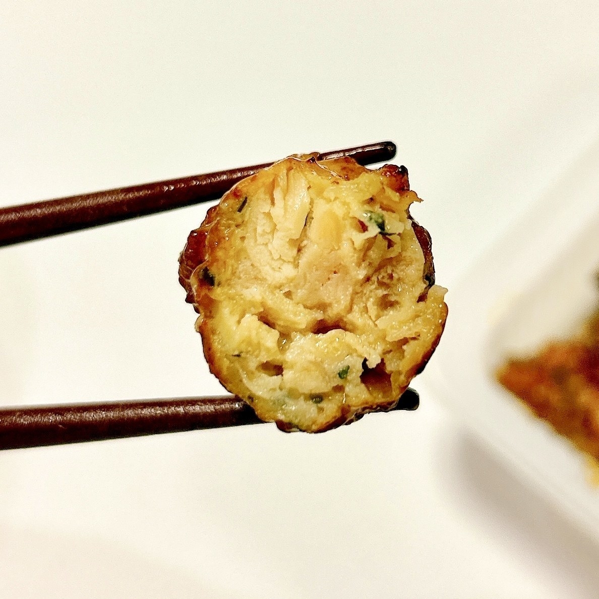 LAWSON(ローソン)のオススメの冷凍食品「コリコリなんこつ!2種の直火焼鶏つくね(たれ・塩)」