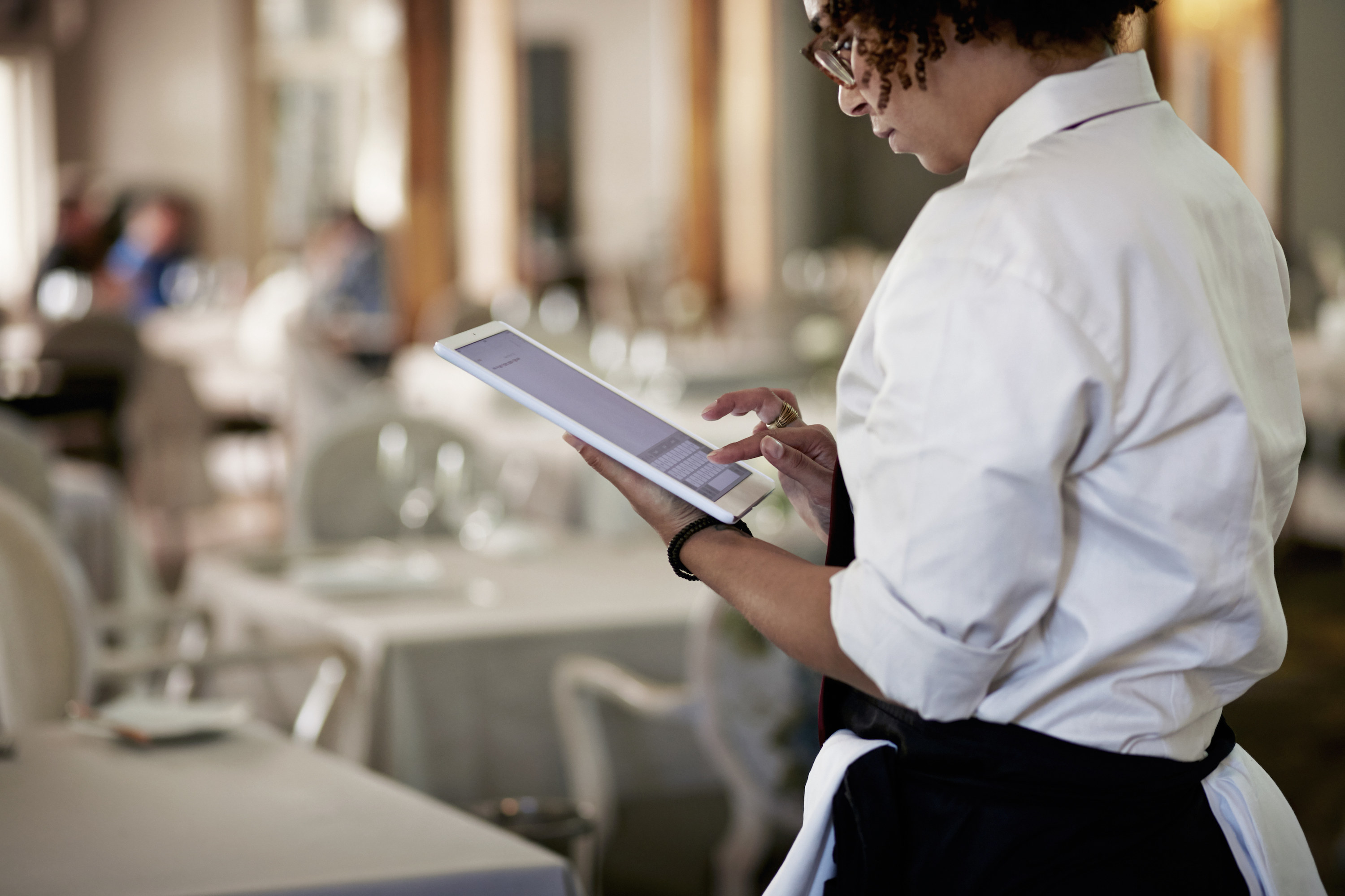 A server putting in an order on an iPad