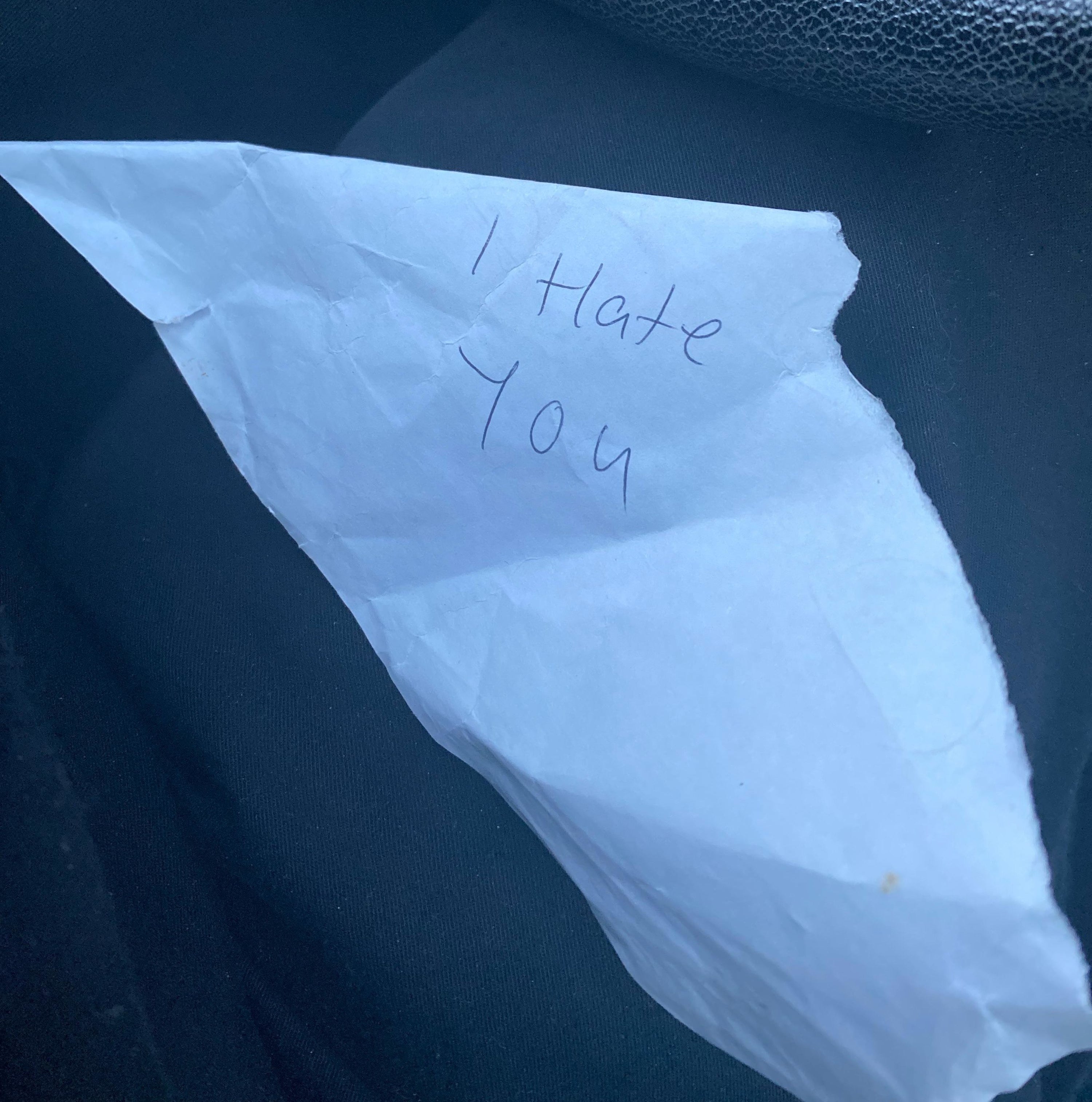 A note that says &quot;I hate you&quot;