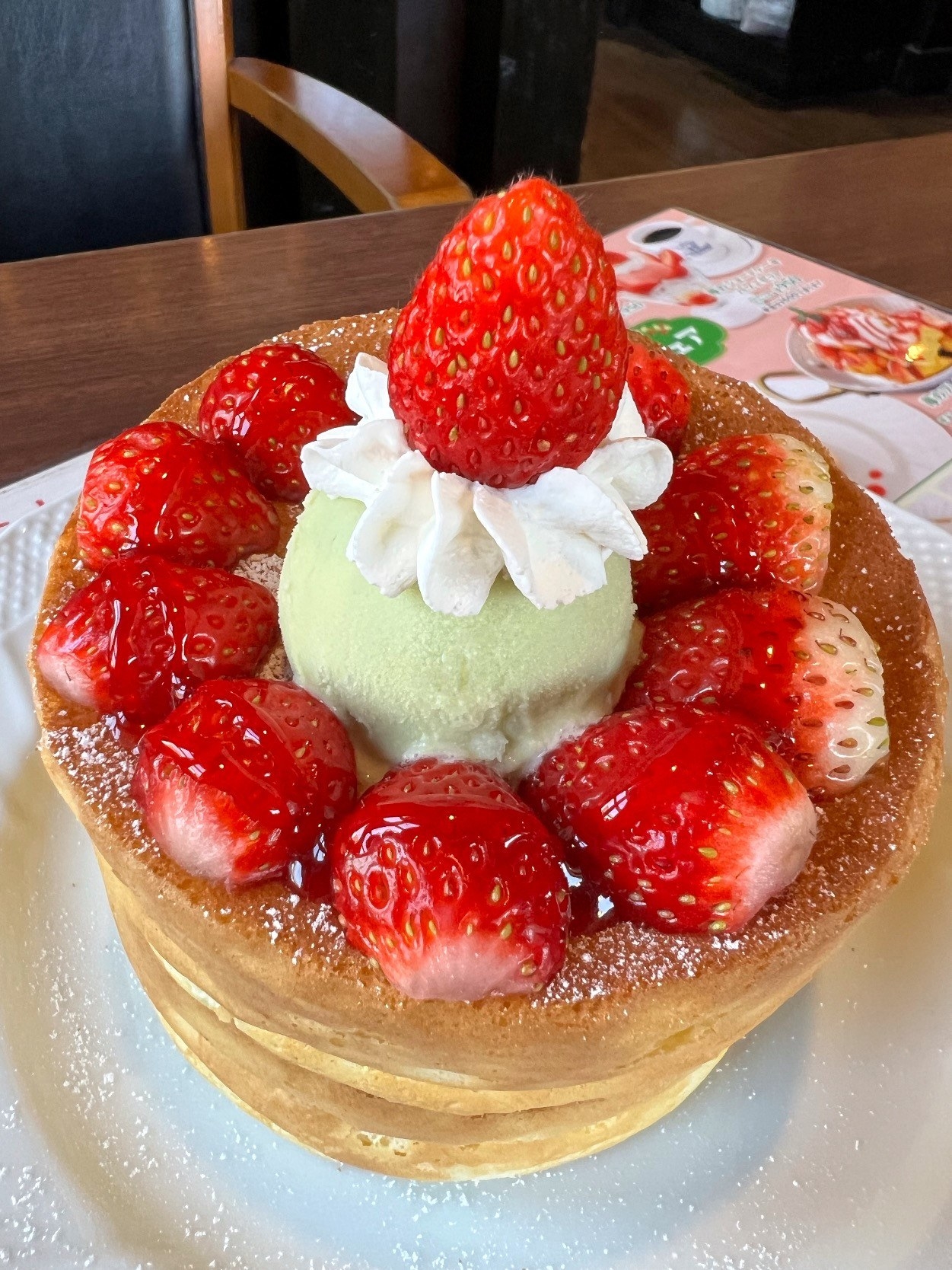 星乃珈琲のおすすめスイーツメニュー「苺たっぷりスフレパンケーキ」
