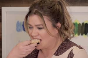 Kelly Clarkson eating a cookie
