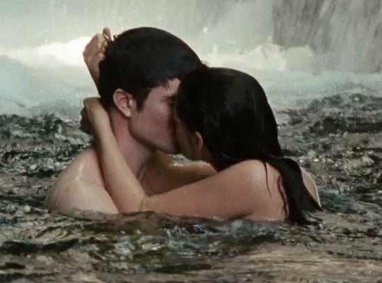 robert and kristen kissing in the ocean