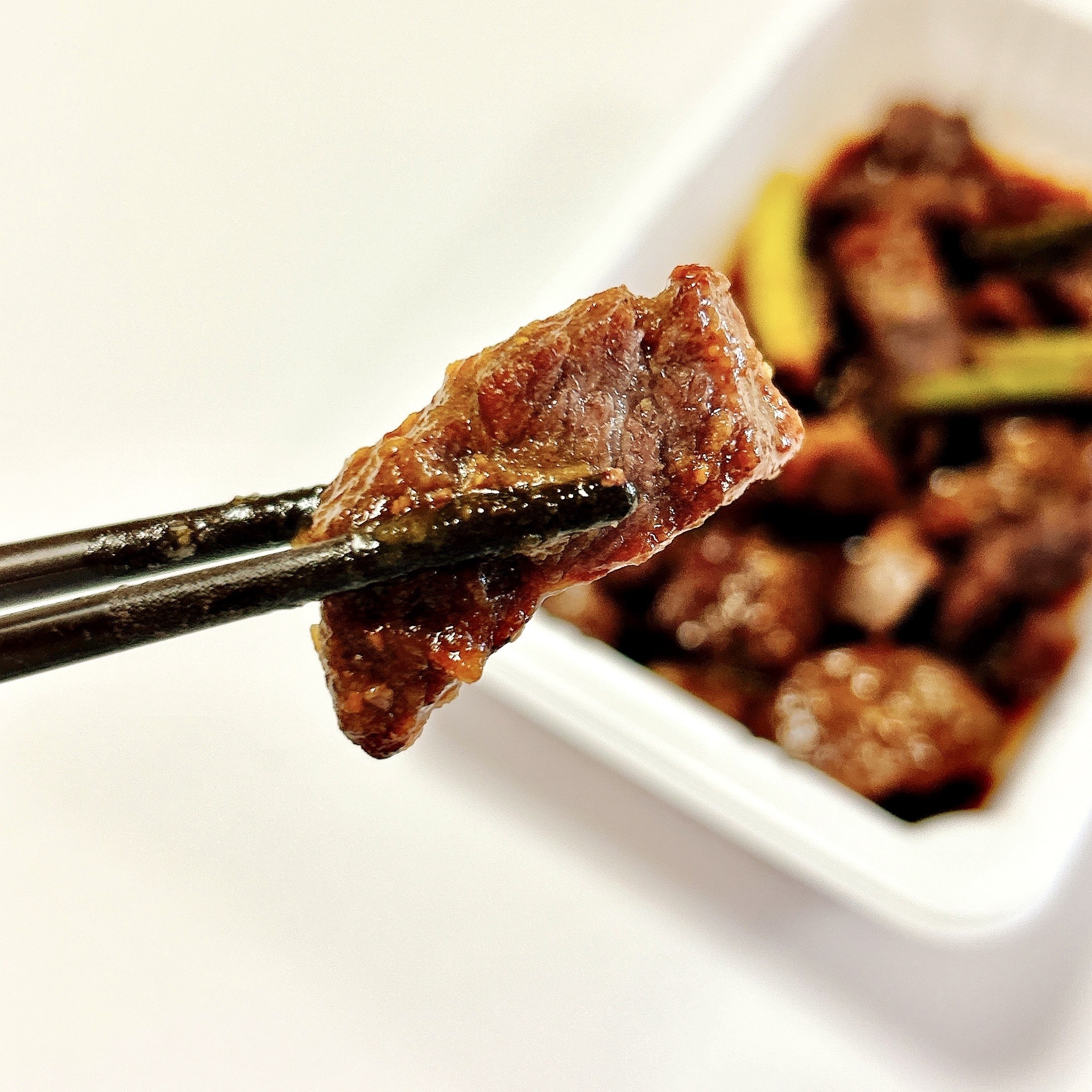 LAWSON(ローソン)のオススメのおかず「直火焼き牛ハラミ角切 にんにくダレ」