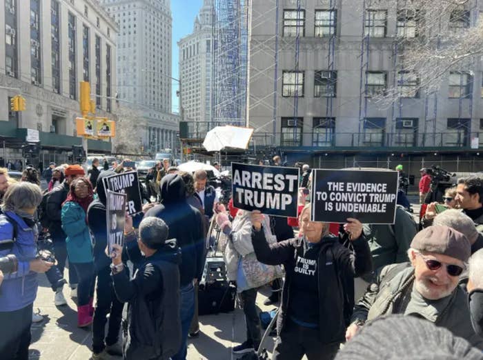 Pro and anti-Trump protesters outside the Manhattan district attorney’s office