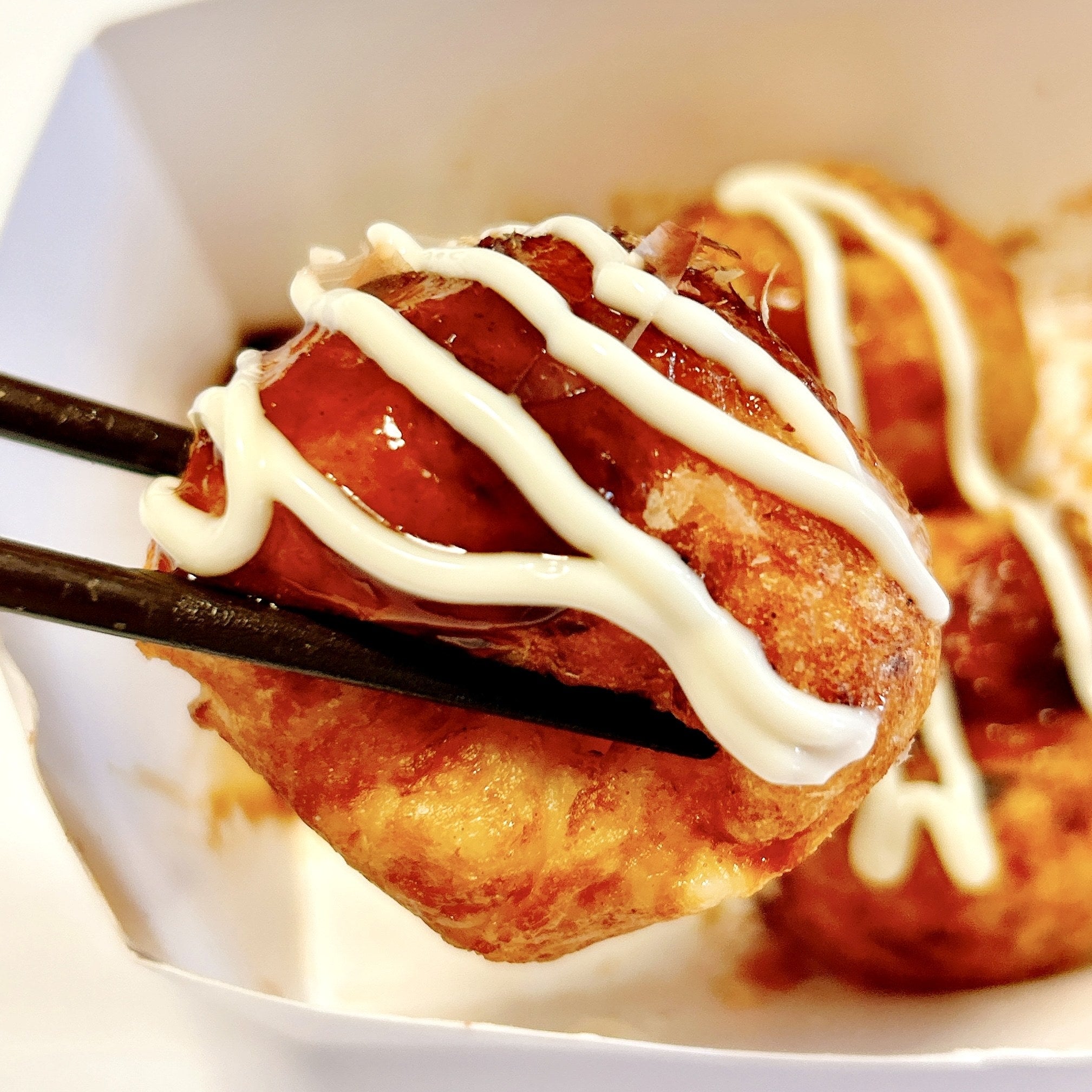 【セブン】ビールを飲む手が止まらない!ふわトロ食感の「デカいたこ焼き」冷凍庫にたっぷりストックしたい!
