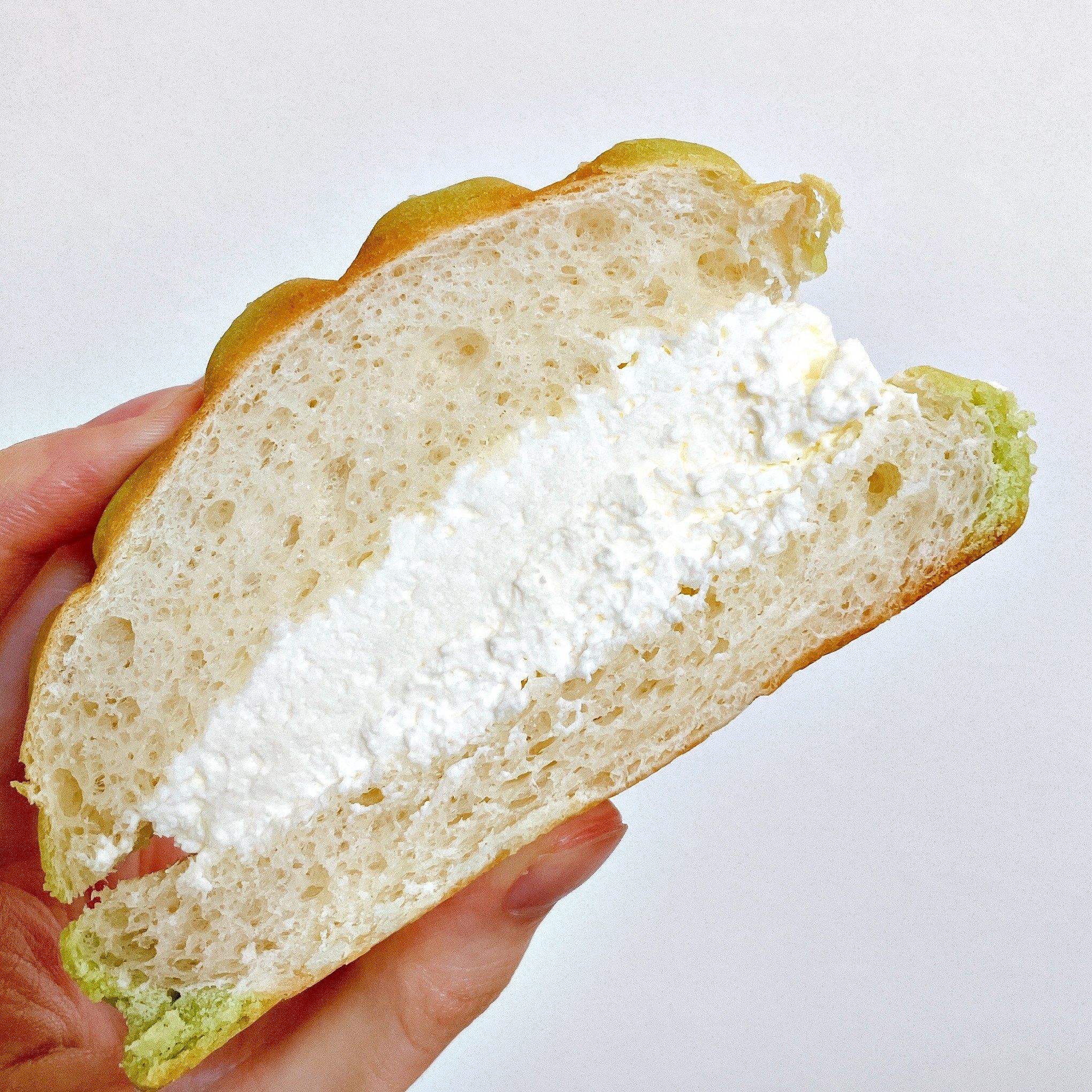 セブン-イレブンのおすすめパン「ホイメロ ホイップと食べるメロンパン」