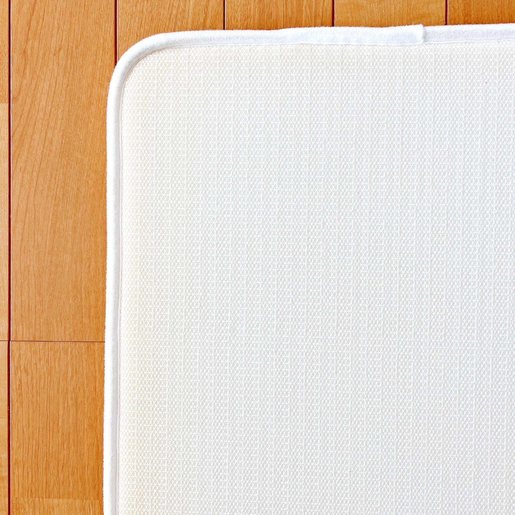 DAISO(ダイソー)のおすすめ日用品「低反発バスマット(40×60cm、ホワイト)」