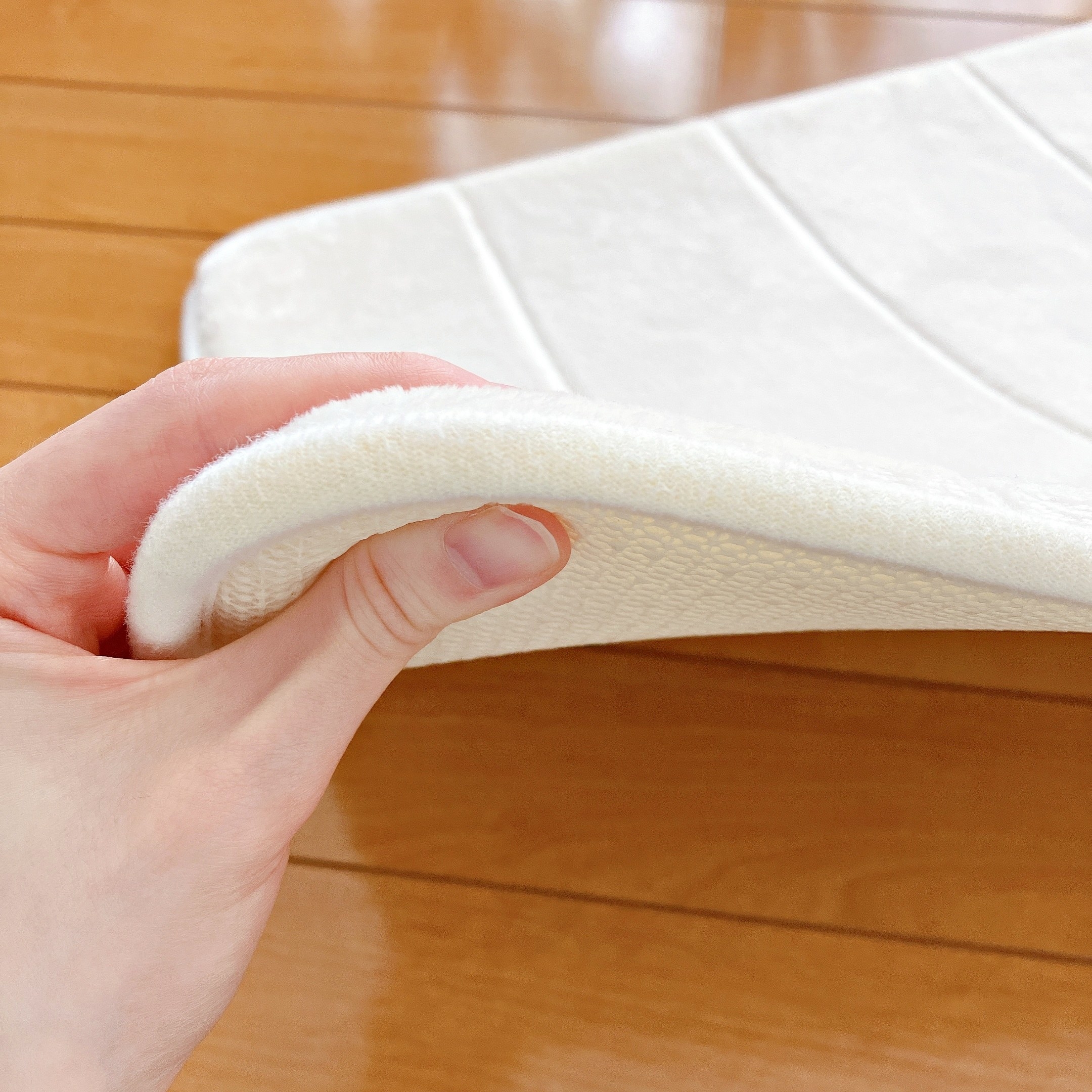 DAISO(ダイソー)のおすすめ日用品「低反発バスマット(40×60cm、ホワイト)」