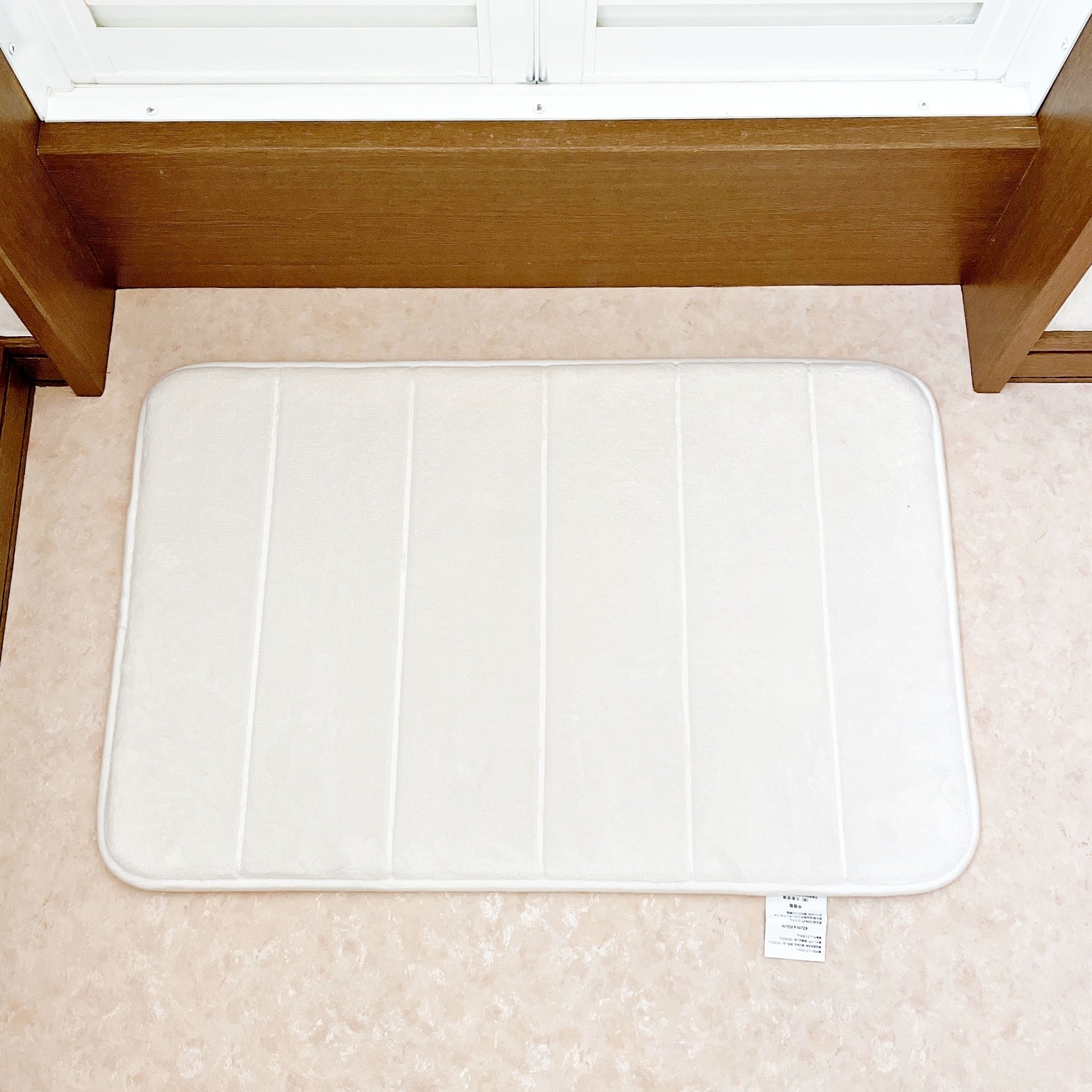 DAISO(ダイソー)のおすすめ日用品「低反発バスマット(40×60cm、ホワイト)」