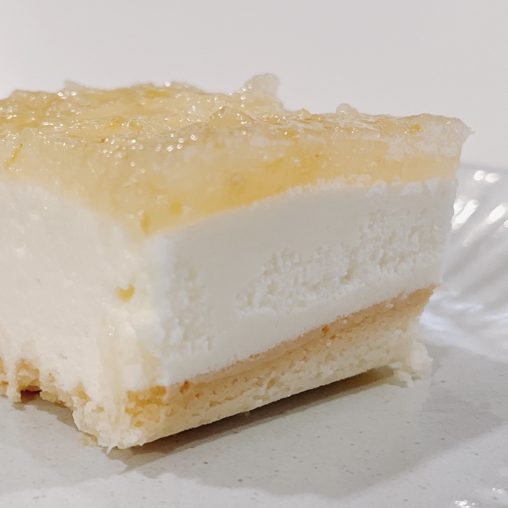 成城石井のおすすめスイーツ「フレッシュ瀬戸内レモンで作ったレアチーズケーキ」