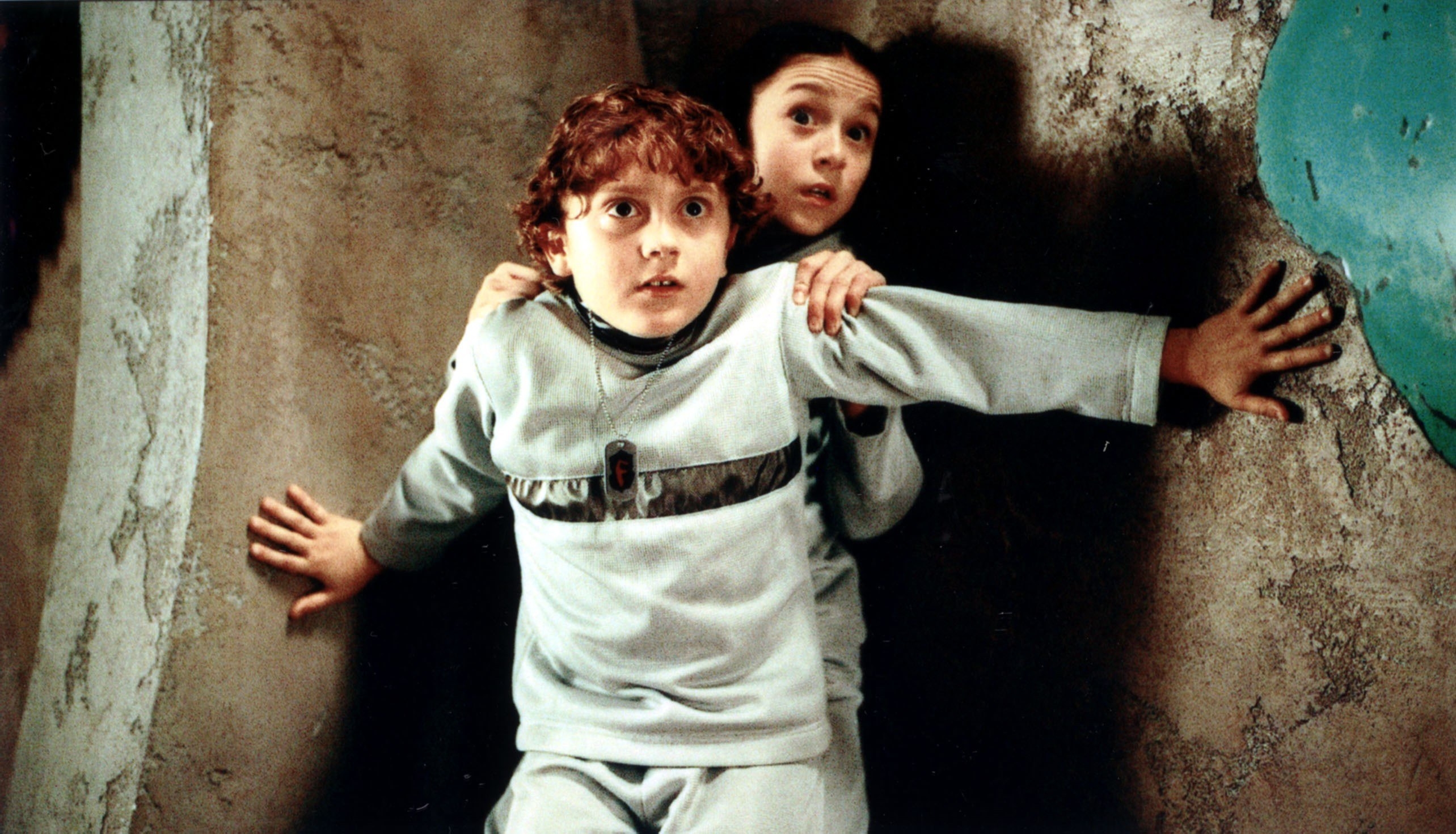 Daryl Sabara and Alex Vega in Spy Kids