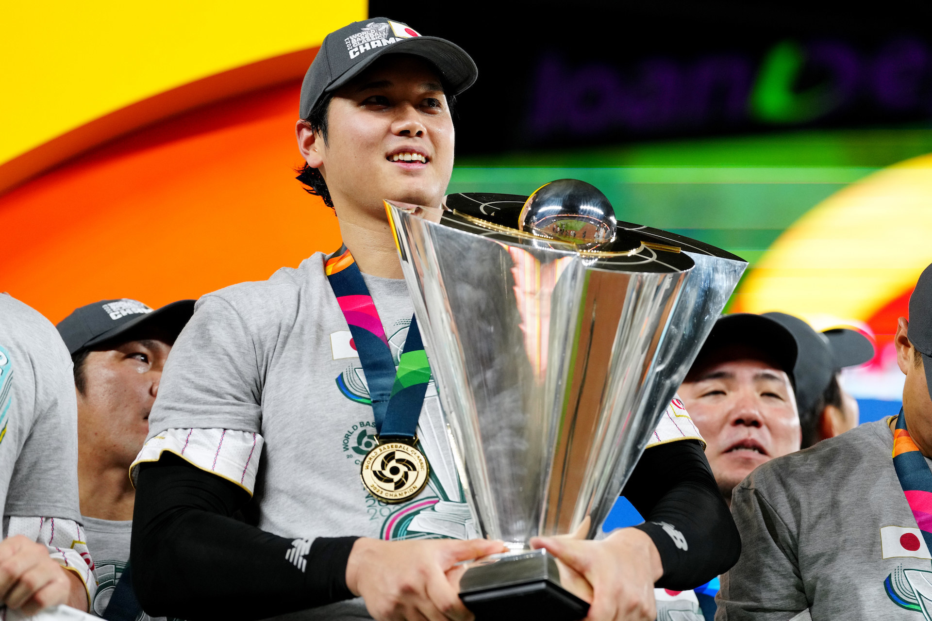 一体、何キロあるの…!? WBCトロフィーが「大谷さんでも重そう」とSNSで ...