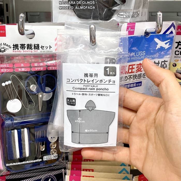 DAISO（ダイソー）のおすすめ便利アイテム「携帯用コンパクトレインポンチョ」