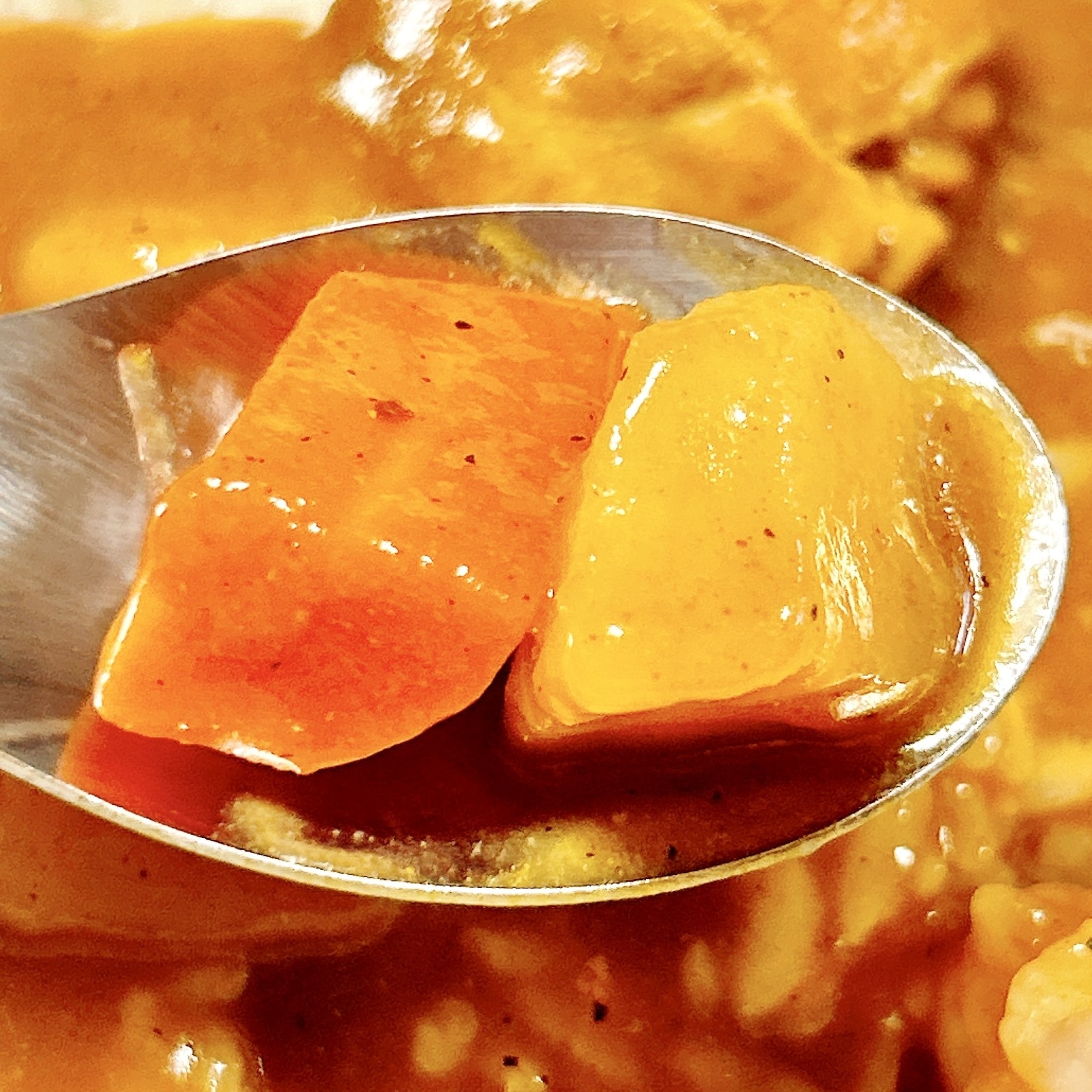 FamilyMart(ファミリーマート)のオススメのチルド総菜「ごはんにちょいかけ!やみつきになる?カレー」