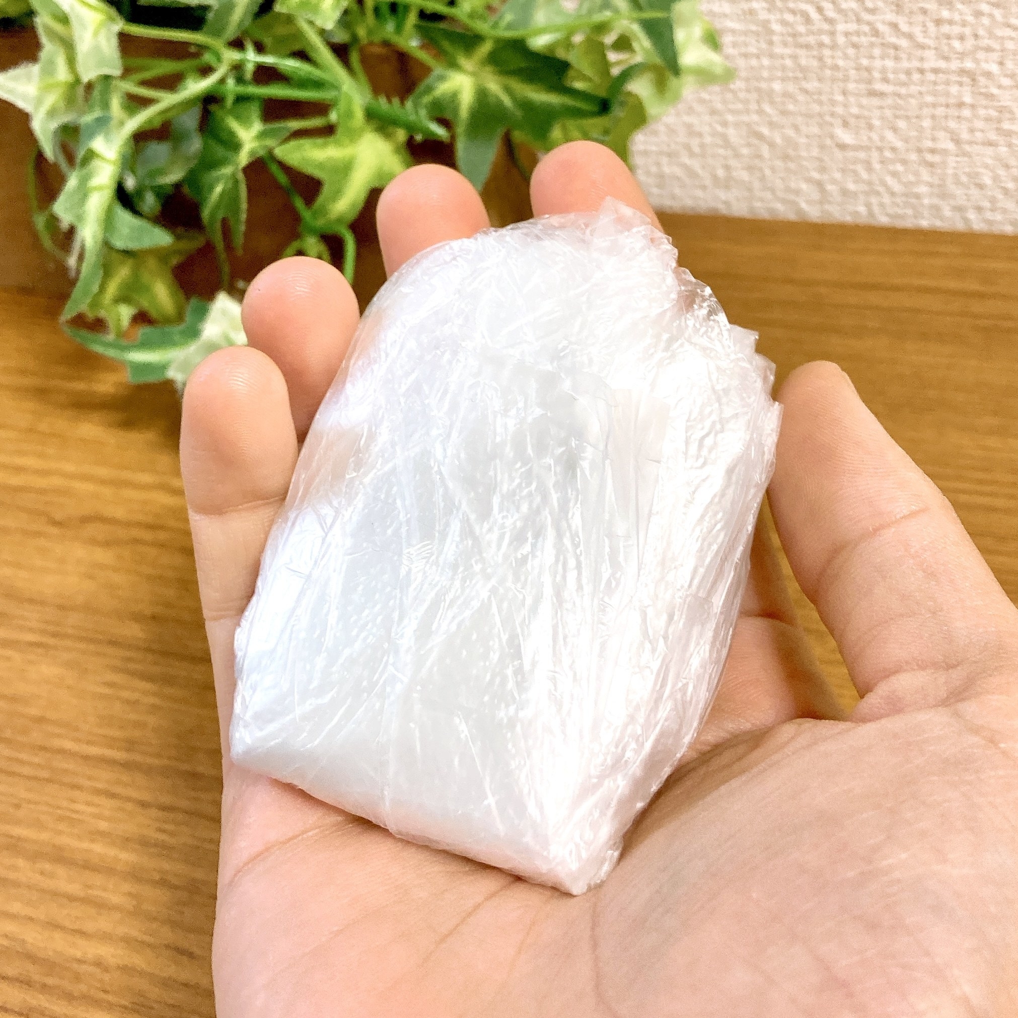 DAISO（ダイソー）のおすすめ便利アイテム「携帯用コンパクトレインポンチョ」