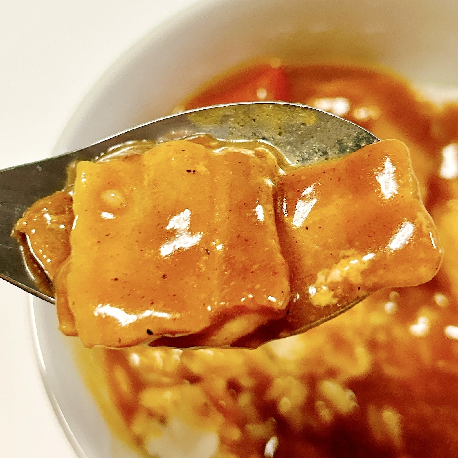 FamilyMart(ファミリーマート)のオススメのチルド総菜「ごはんにちょいかけ!やみつきになる?カレー」