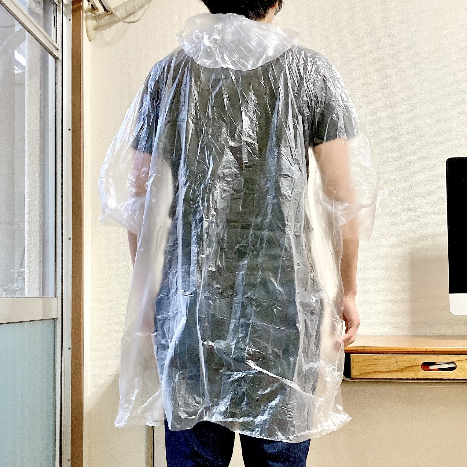 DAISO(ダイソー)のおすすめ便利アイテム「携帯用コンパクトレインポンチョ」