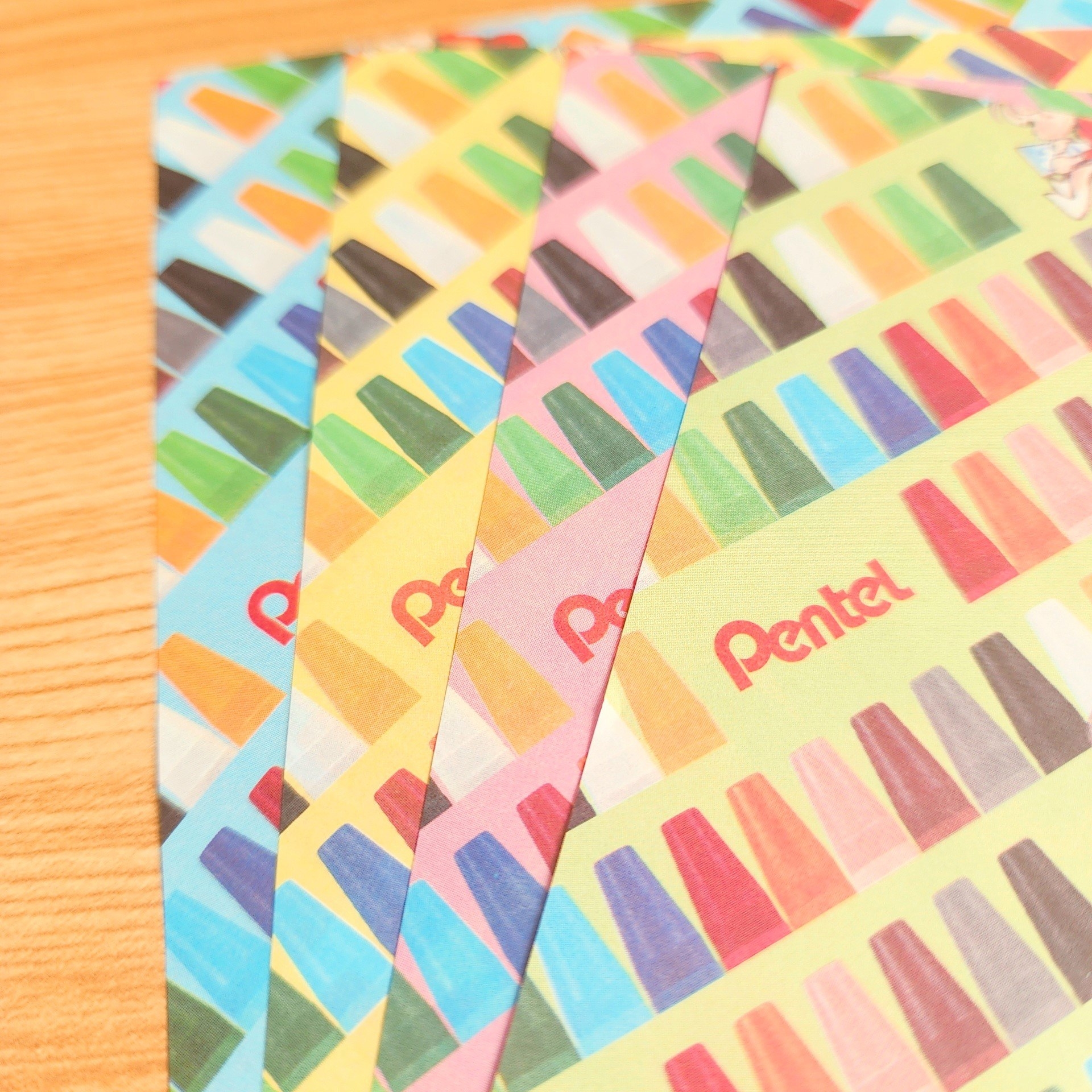 DAISO(ダイソー)のおすすめ文具「デザインペーパー(ぺんてるくれよん柄)(マジックインキ柄)」